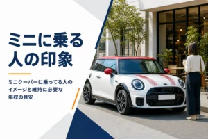 街角のカフェ前に停まる丸目ライトの小型ハッチバック