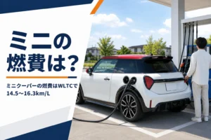 ガソリンスタンドで給油中の小型ハッチバック